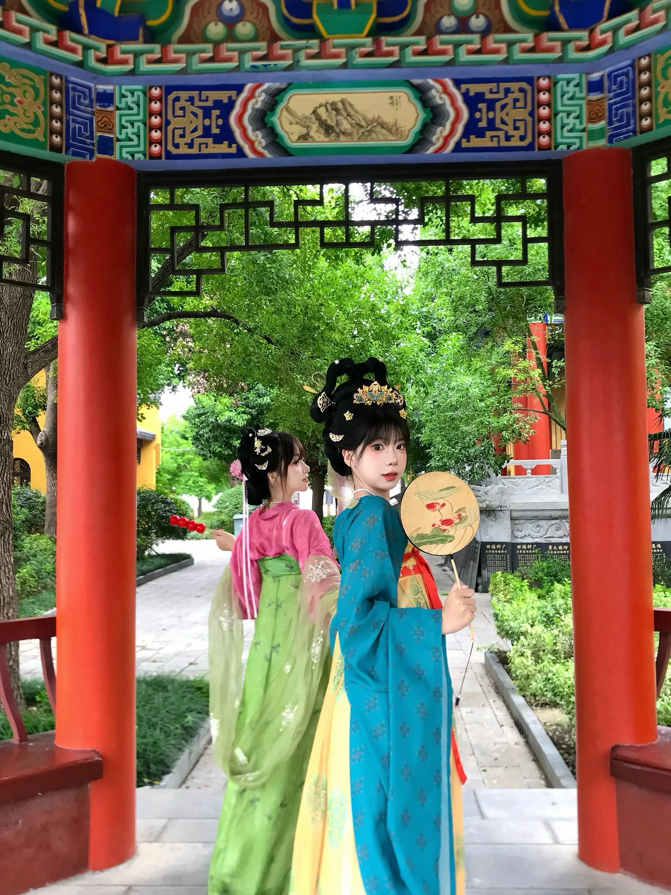 “清风微寒惹一厢粉黛又愁眉”