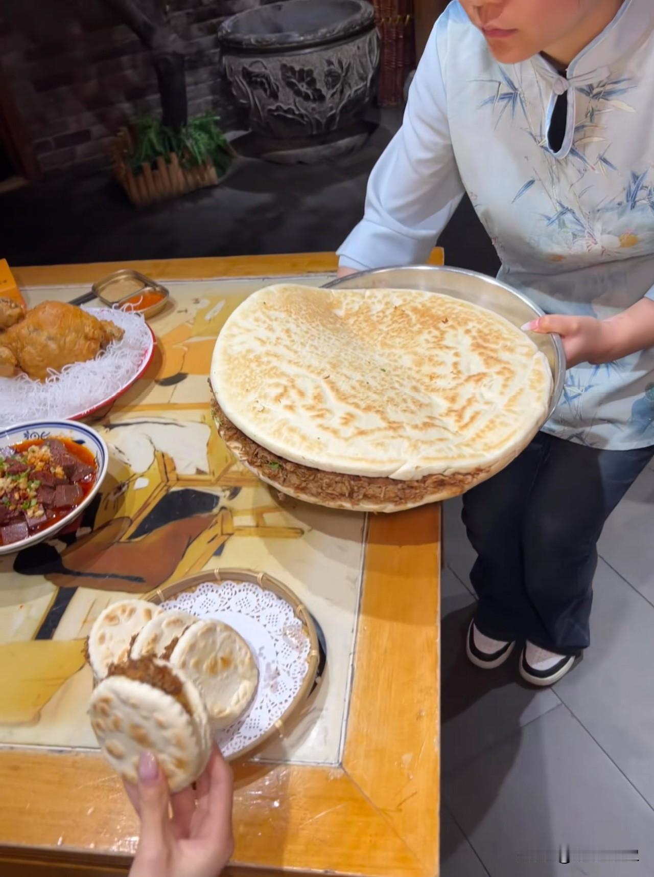 我吃到了西安超级肉夹馍[笑哭][笑哭][笑哭]西安美食