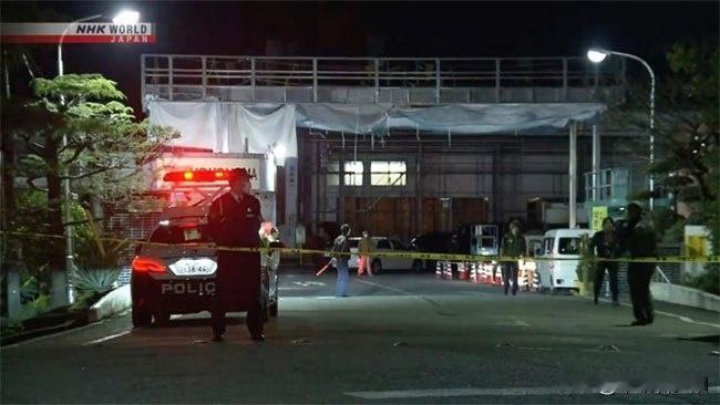 12月26日傍晚，日本中部三岛市一家橡胶工厂出了大事，一名男子在厂里又刺人又喷不