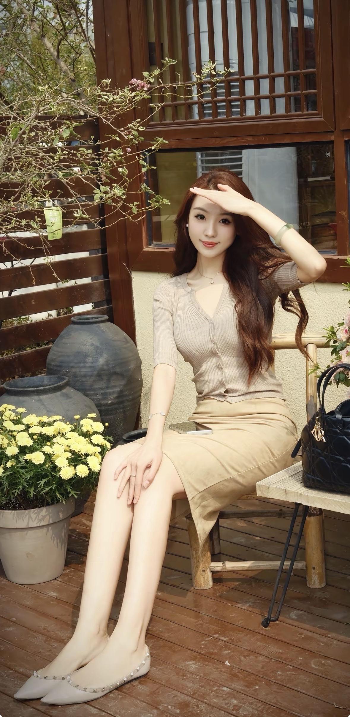 看到这姑娘在户外休闲椅上坐着，美到让人移不开眼。想象一下，她或许是双腿弯曲合并，