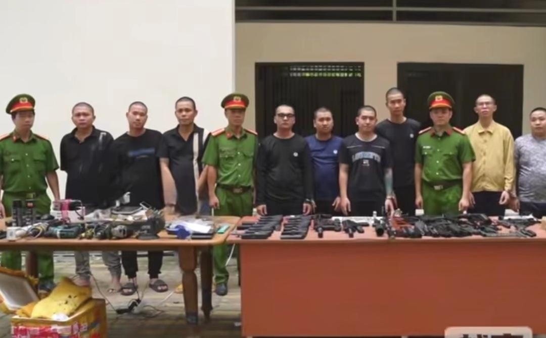 太疯狂了，越南警方侦破一起特大跨省制造贩卖枪支案，捣毁一处地下兵工厂，缴获大量枪