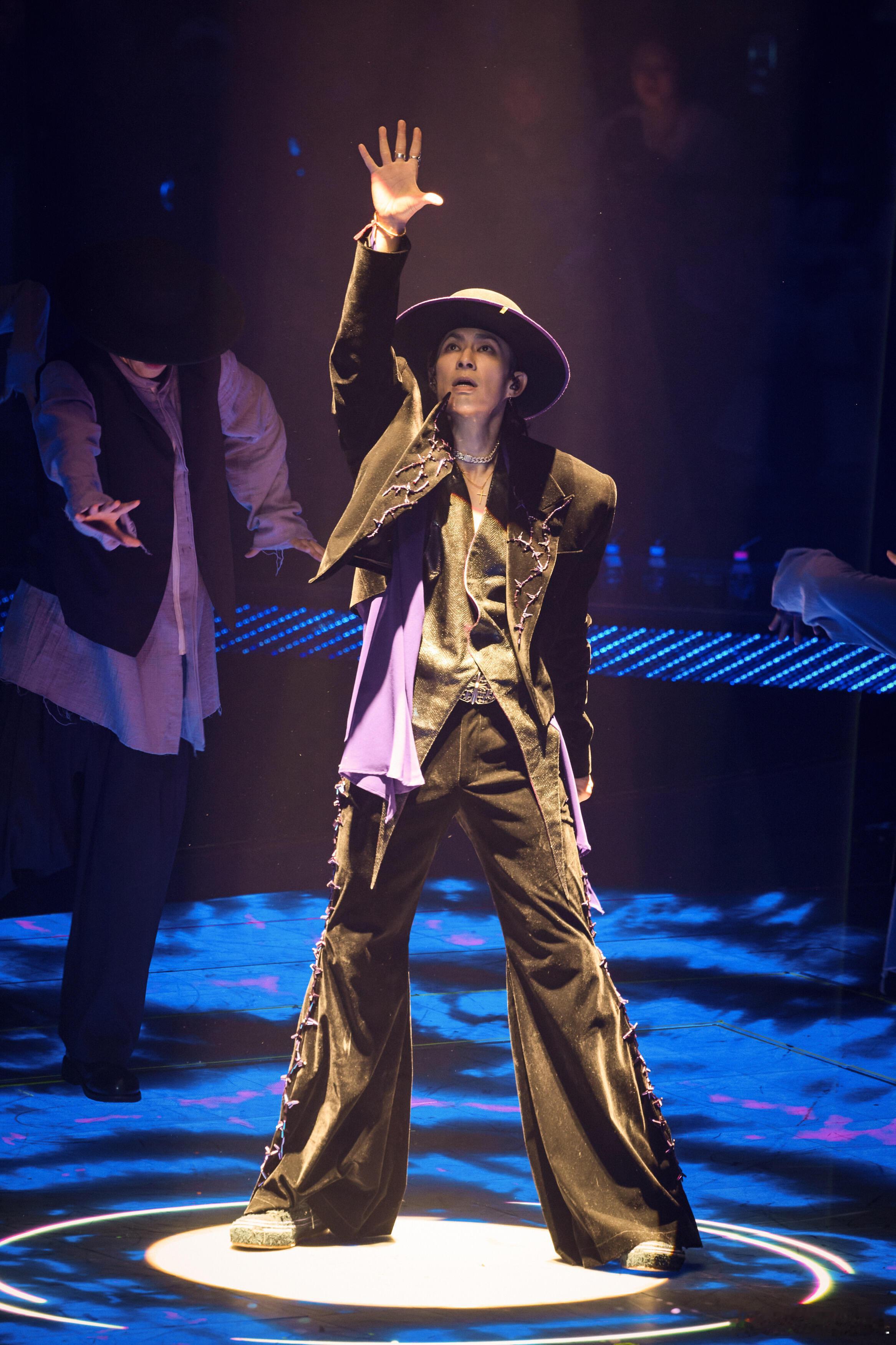 昨晚除了无可挑剔的表演， 脚下那双隐现的“新战靴”也同样成为了焦点眼尖的小船手们