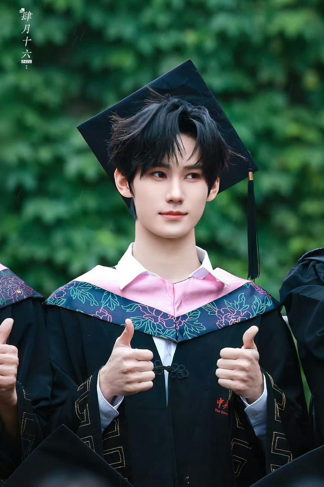 张真源23岁庆生照张真源23岁庆生写真欢迎光临张真源的 23 岁，新的一岁，继续