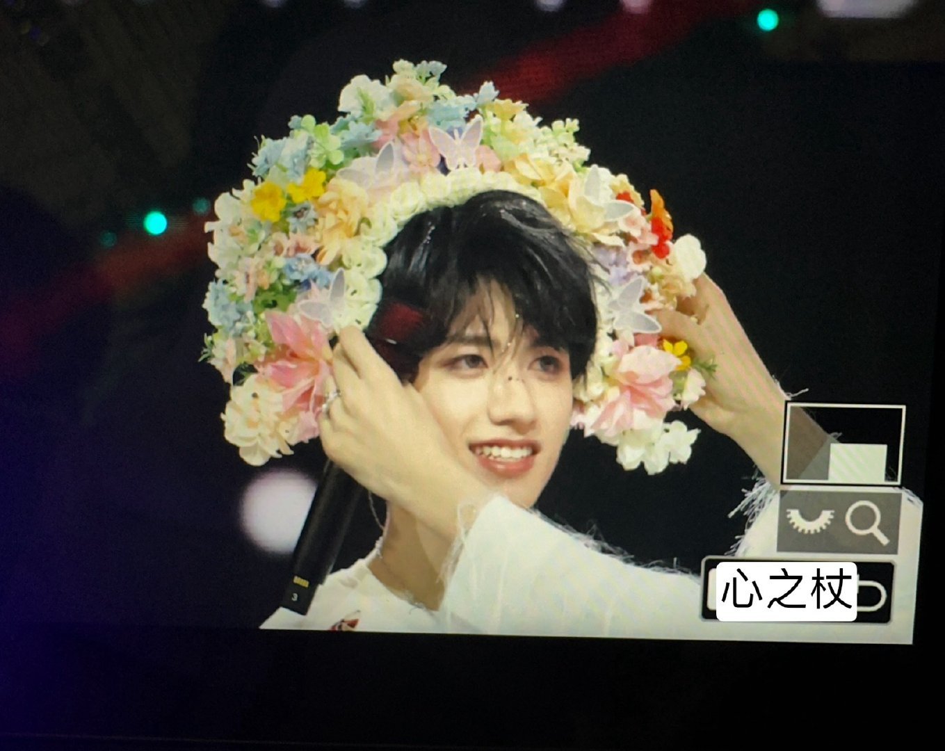 登陆少年演唱会.朱志鑫簪花造型朱志鑫演唱会上的簪花造型💐 ​​​