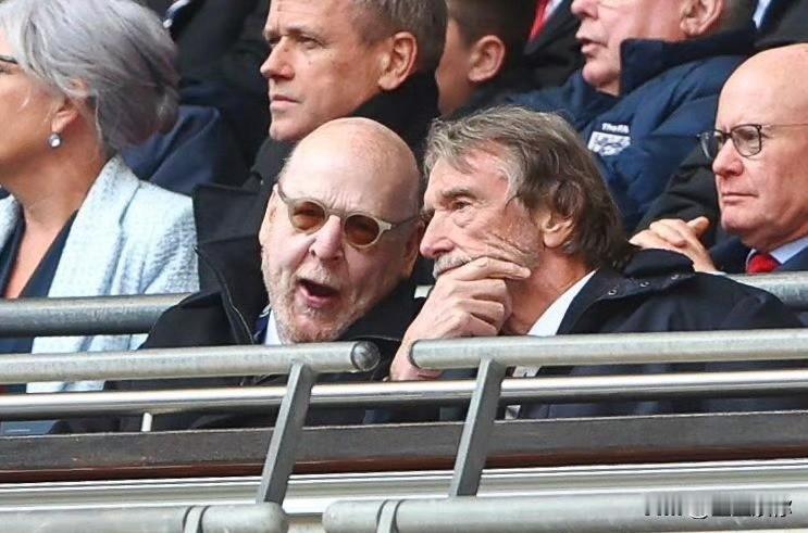 格雷泽与清湖资本，是两种截然不同的糟糕老板。格雷泽几乎不插手球队日常管理与竞技决