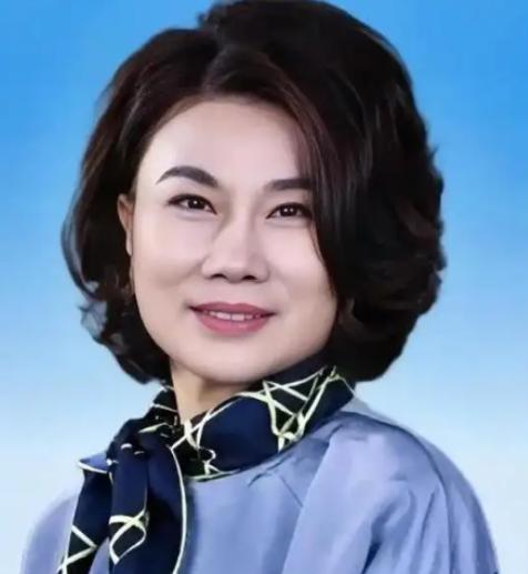 一次，俞敏洪问董明珠：“为什么你丈夫去世将近 30 年你都没有再婚？” 董明珠也