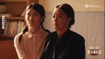 何翯小巷人家一滴泪演技何翯真的完全把自己融入到了黄玲这个角色之中，情绪层层堆叠，