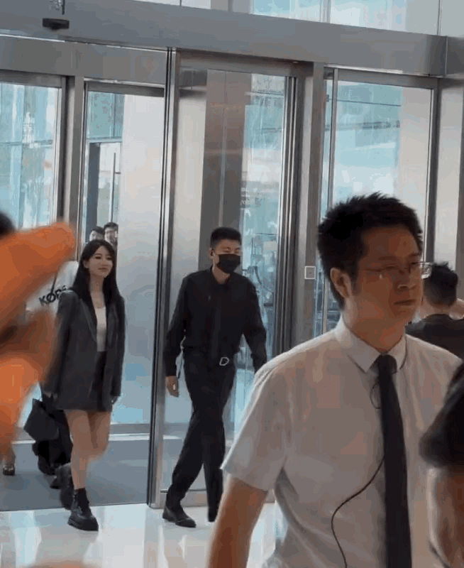 杨紫跑起来好可爱啊，耸肩那两下真的太戳我了，她应该没想到会有这么多人来现场看她吧
