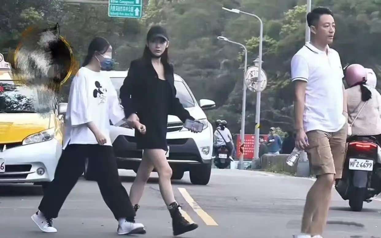 都说小玥儿穿的不好看，可是和小S三个女儿一比，我感觉小玥儿穿的更好看，小玥儿才是