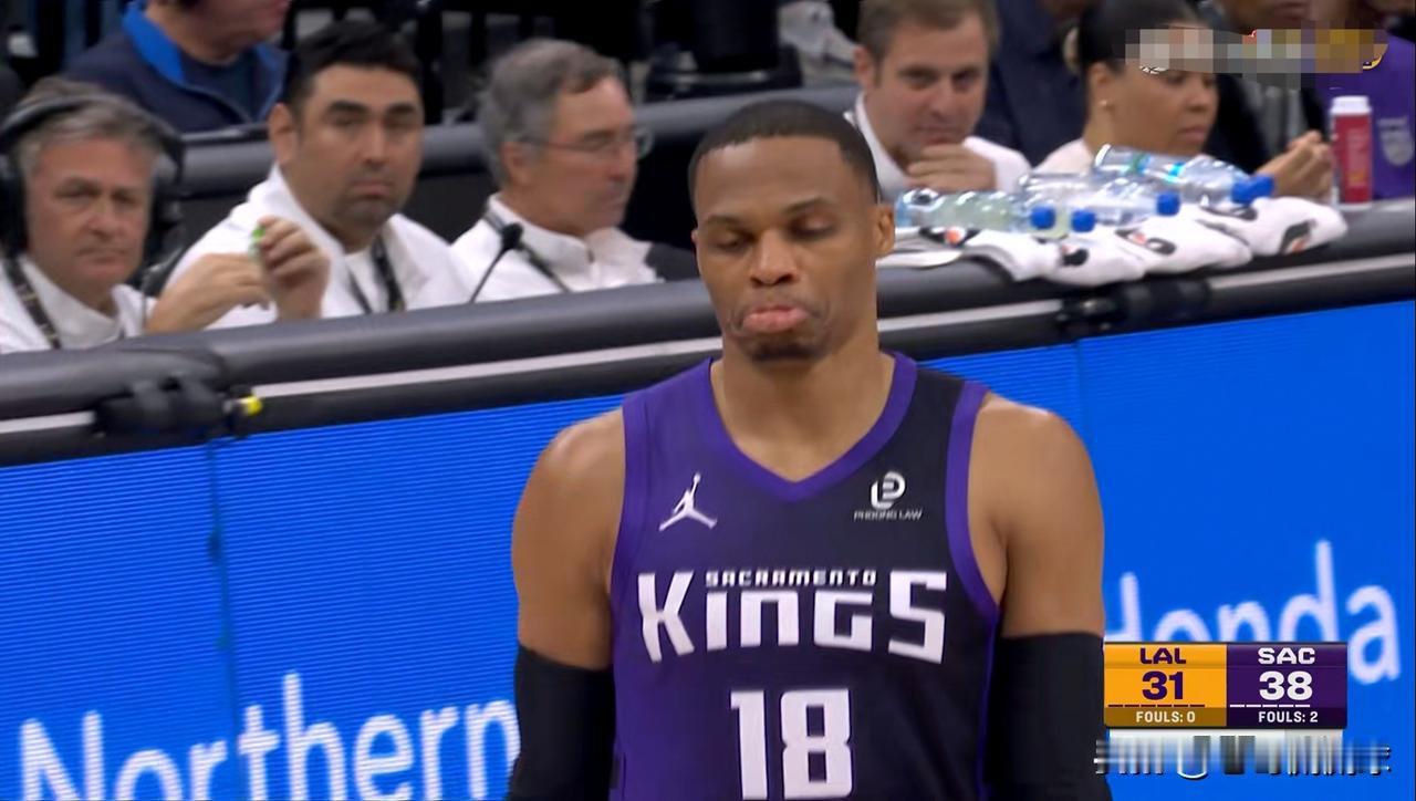 国王球星威斯布鲁克对湖人真是不屑一顾！在今天国王主场迎战湖人的比赛中，当时比赛进