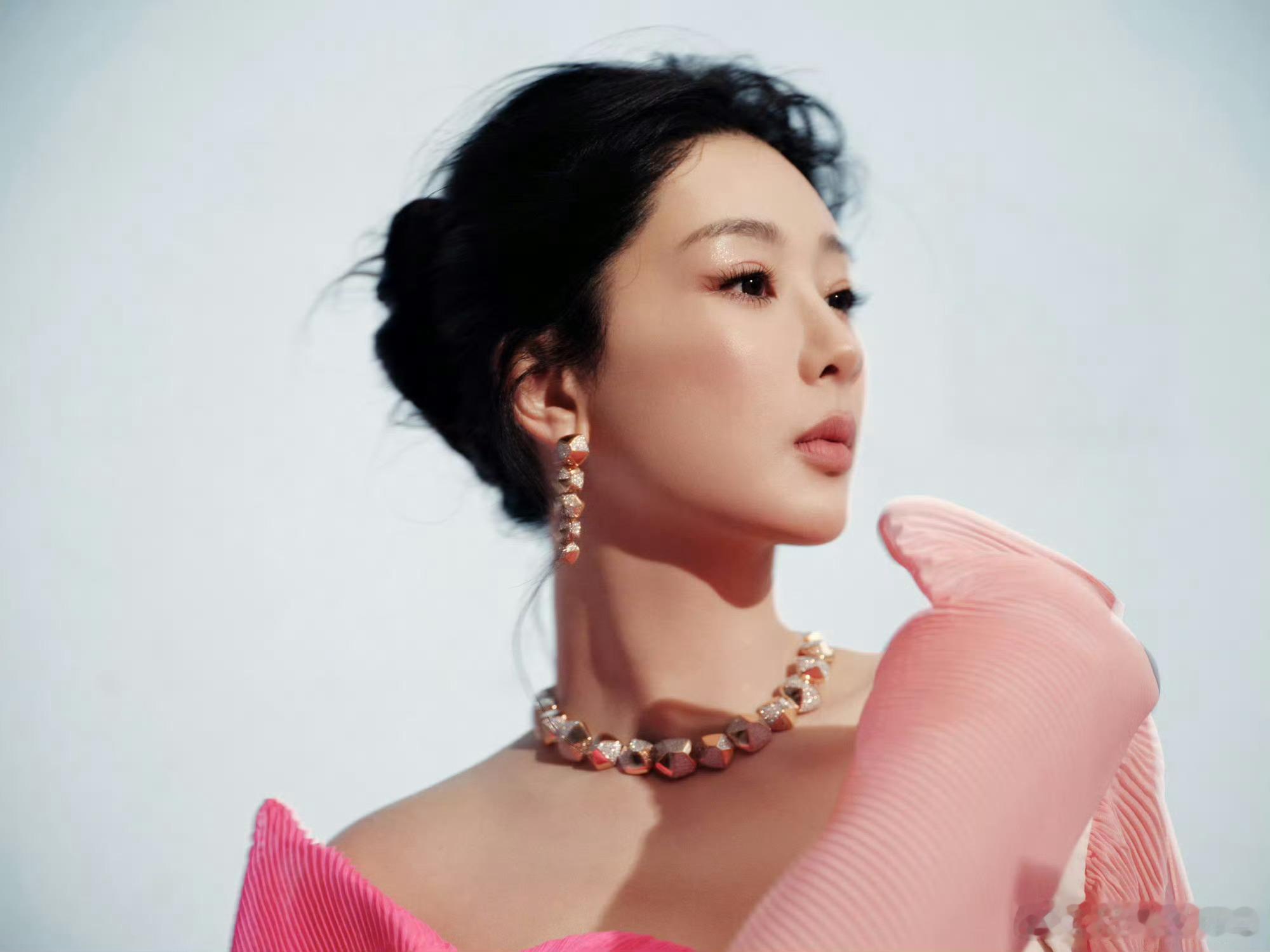 杨紫杨紫参加vogue活动官方图出来了，你们觉得这张图的时尚表现力如何？我觉得单