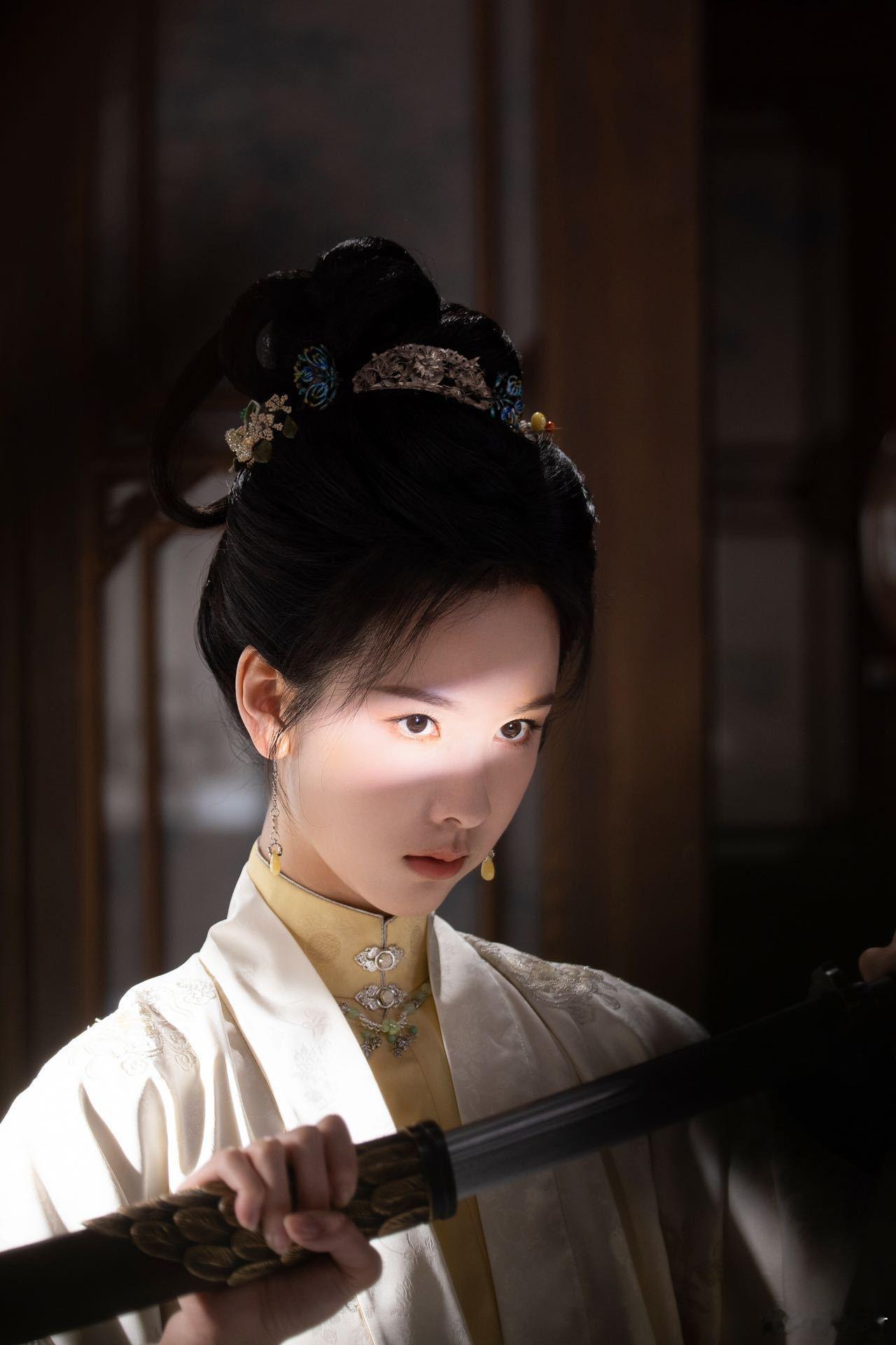 陈都灵腹黑小白兔 陈都灵的庄寒雁是典型的“看似无害实则心机深沉”的角色，外表天真