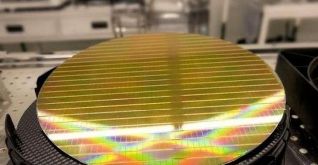 美利坚：绝不允许，使用美国技术的光刻机，卖给中国。中国：绝不允许，使用中国稀土的