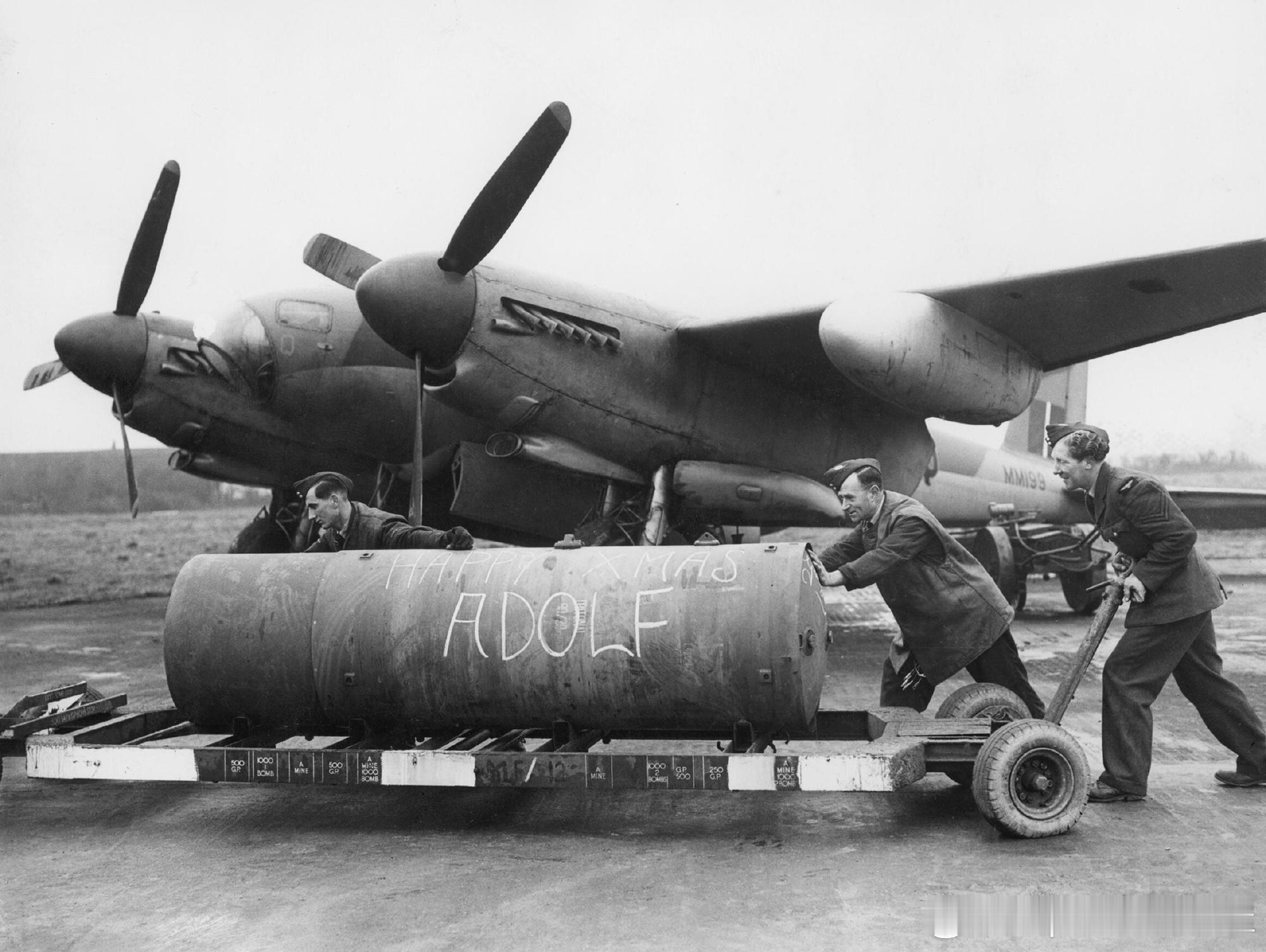 1944年12月英国皇家空军地勤人员将一枚重达4000磅的“饼干”炸弹装载到轰炸