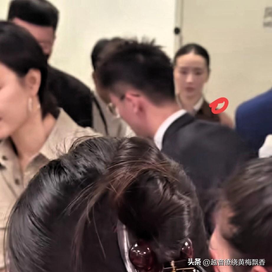 在活动现场，各路明星都很活跃，欢呼雀跃之声此起彼伏，特别是闫妮大大咧咧，和身旁的