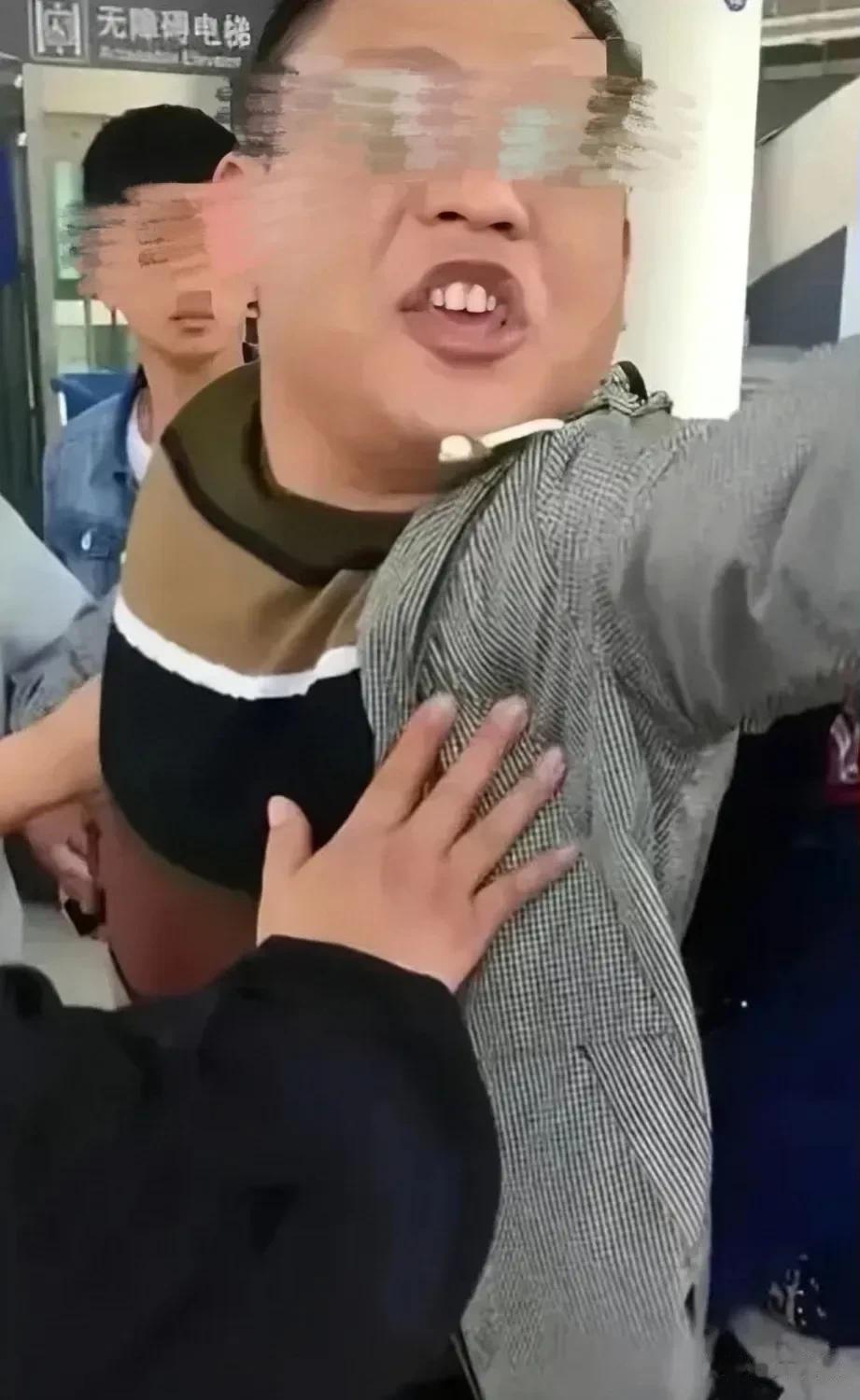 成都高铁打人夫妻，扛不住了！

从掌掴女孩、到恶人先告状报警、再到服软愿私了，如