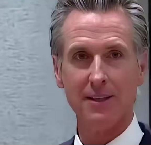 美国加州州长纽森，曾经一句话把自家不少人都给干沉默了。原话是这么说的：“中国越成