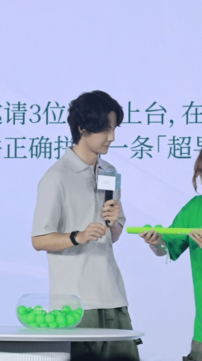 王一博小心思藏不住王一博的小调皮藏不住了！传球接龙环节故意慢悠悠挑球，无视催促反