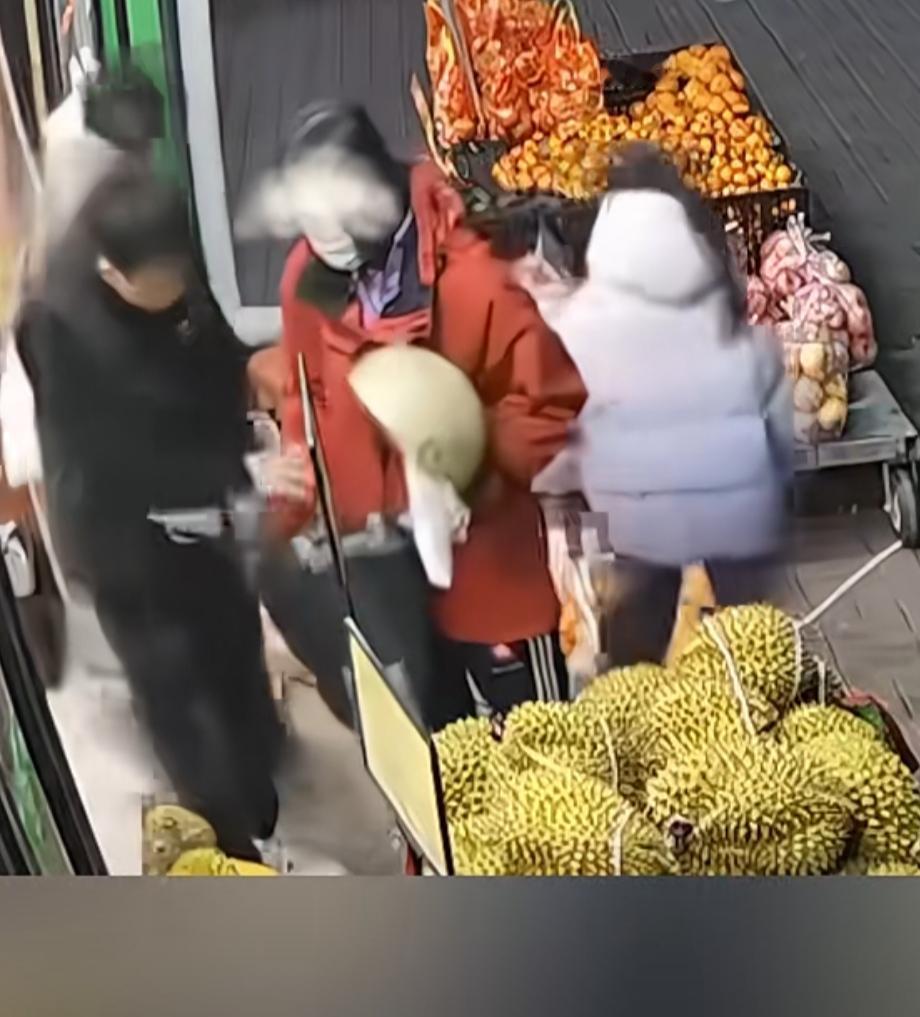 女子偷了两个榴莲被老板抓住，她说知道错了，她买下还不行吗？
   能买下说明买得