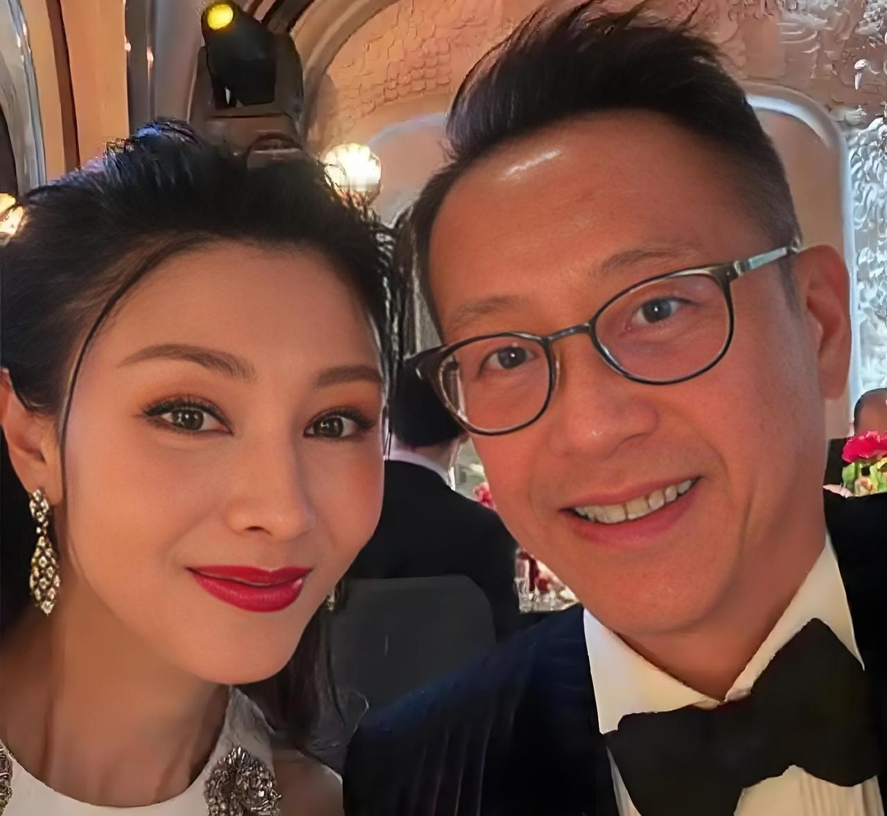 55岁的李嘉欣在社交平台晒出与丈夫许晋亨的合照，引发不少关注。照片中两人状态俱佳