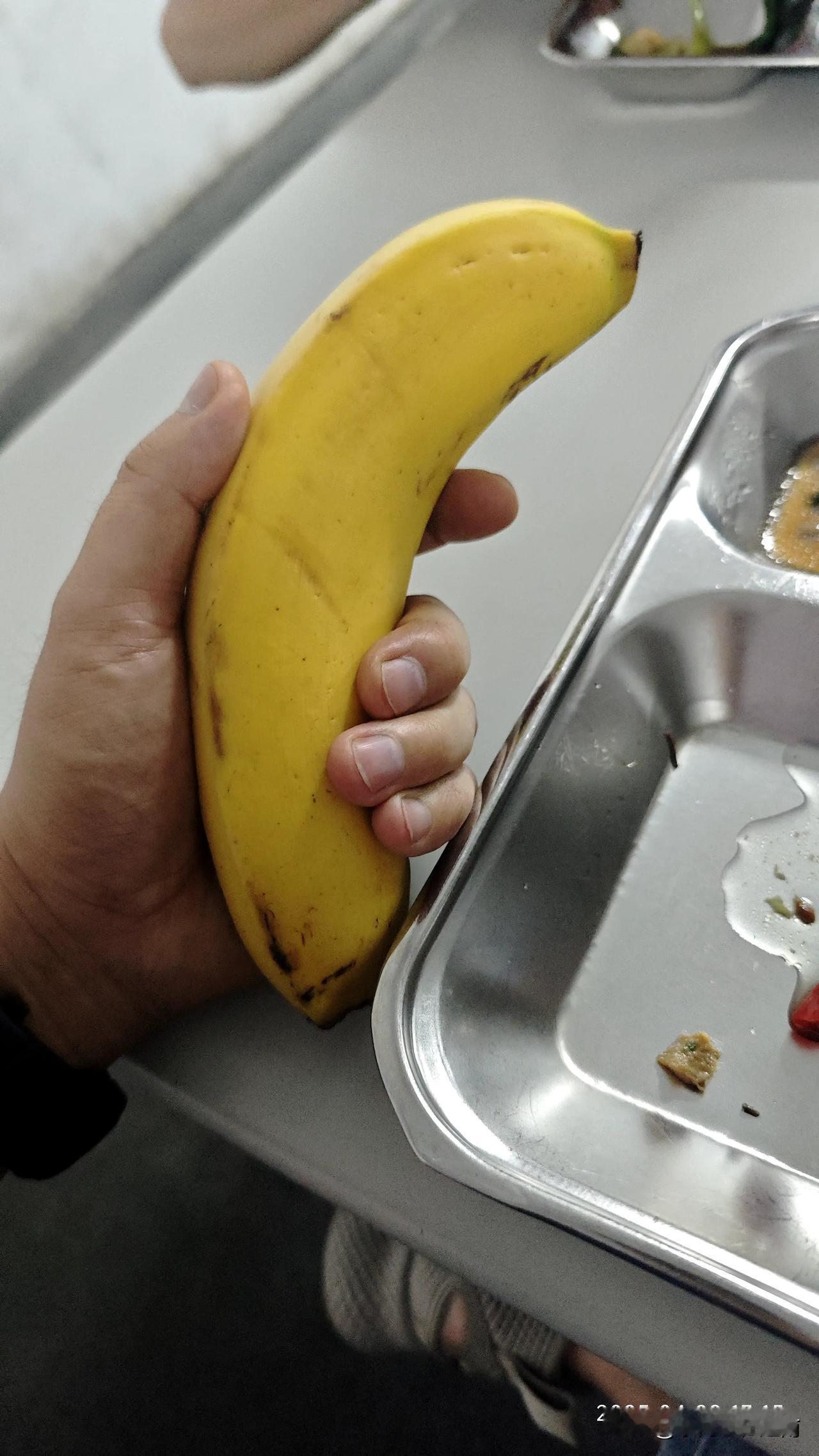 今天是五一放假后的第一天上班，脑袋还有点昏昏沉沉的，早上在送我们到公司大巴车上，