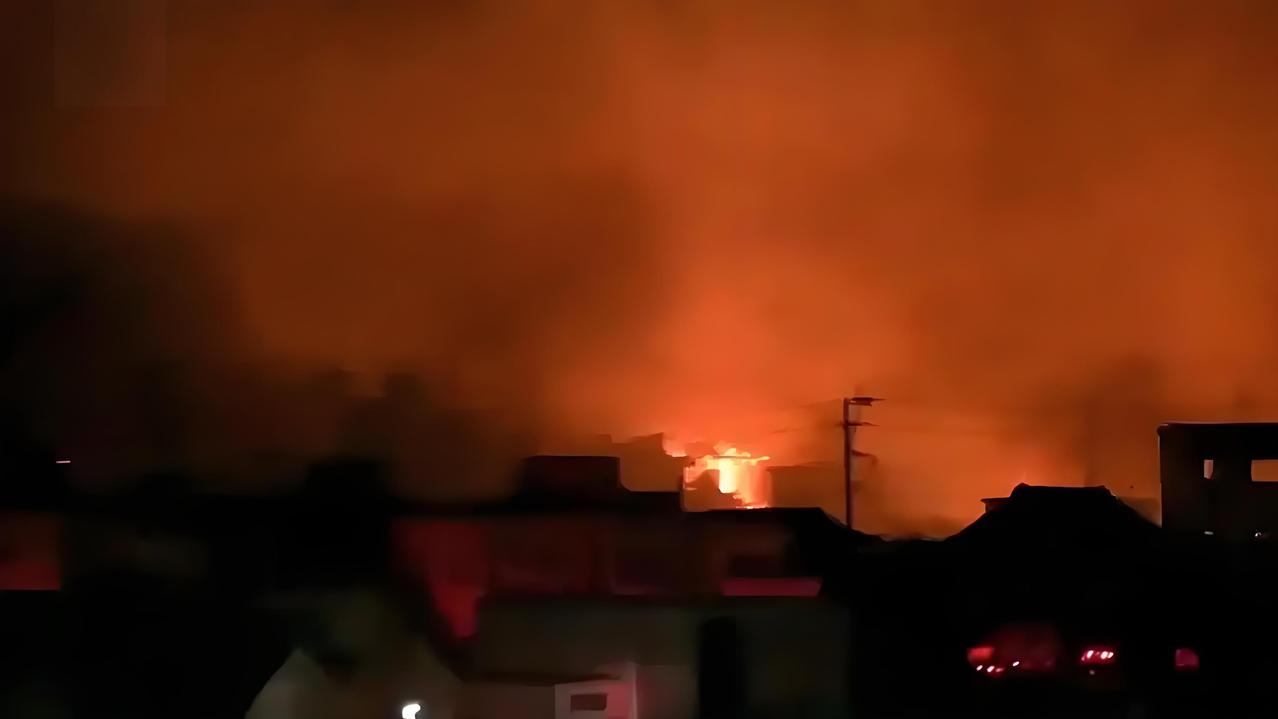 日本民众:如同遭到轰炸！
据日媒报道，
日本大分市当地时间18日晚发生大规模火灾