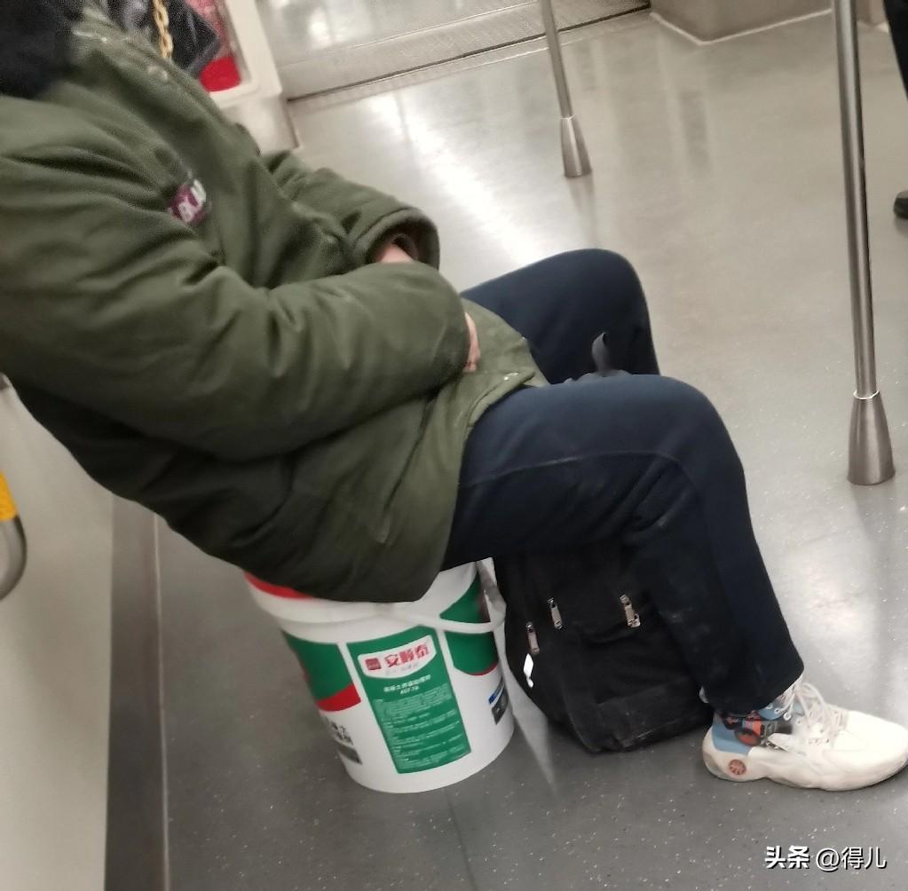 农民工回家为什么大包小包的，还要拿着大量的这种桶呢？

因为这种桶不仅拿回家能当