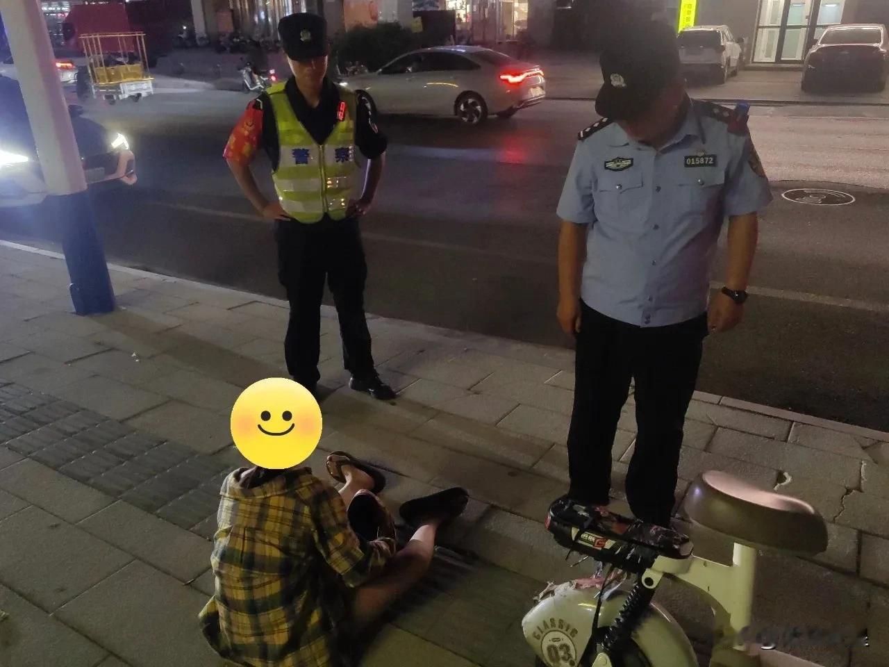 少女醉酒独坐路边 赞皇特巡警暖心护送平安归家 

图文来源:赞皇县公安局 

7