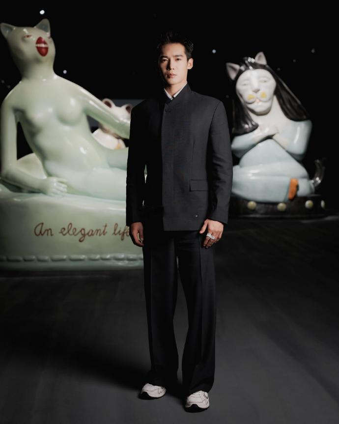 于适李昀锐将出席同场男装秀，这对眼睛很友好，期待同框，期待秀场表现！于适李昀锐将
