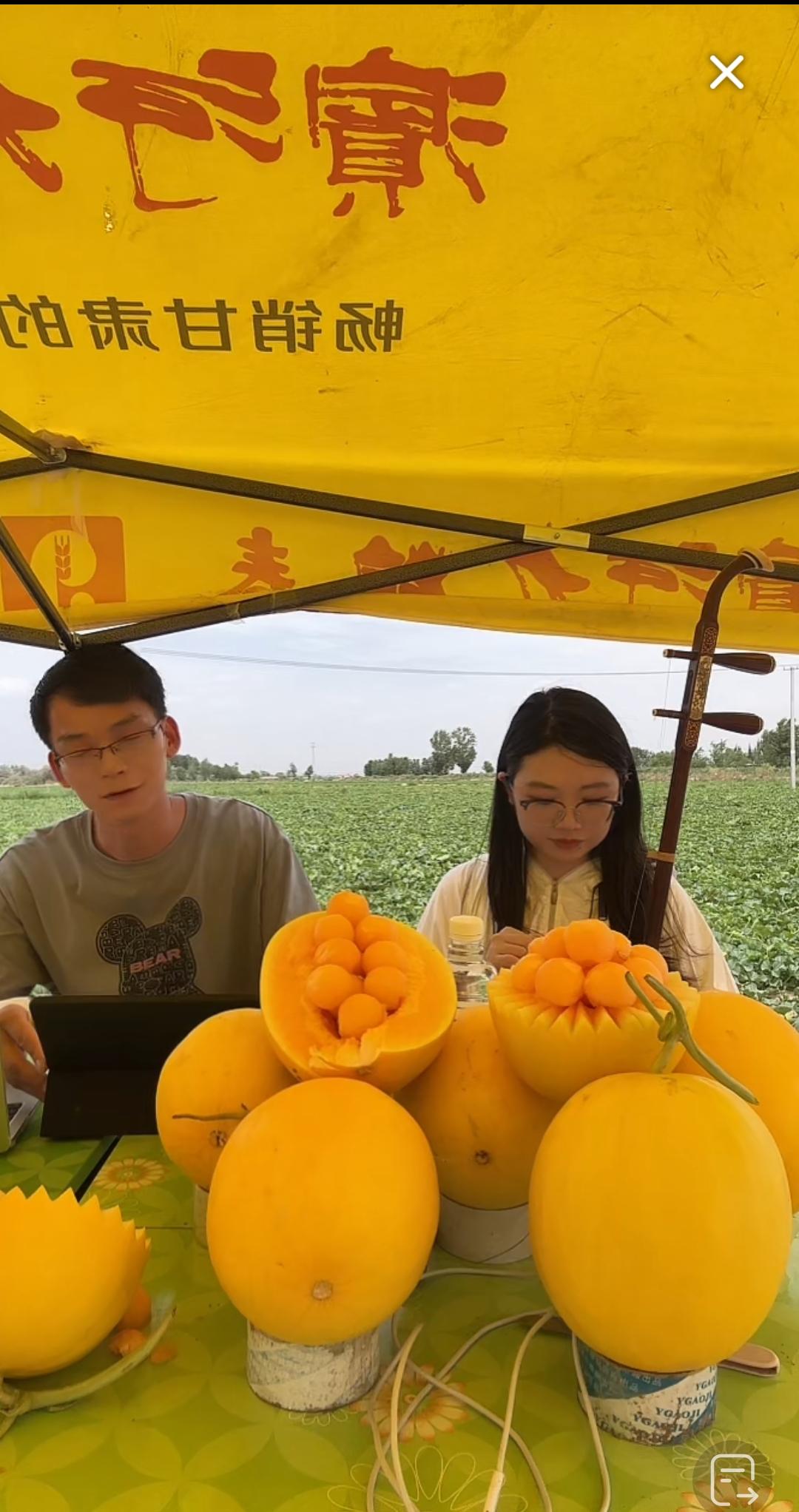 大家还记得唐尚珺不，那小子厉害了，一边上学一边创业，直播事业稳步前进。[呲牙]