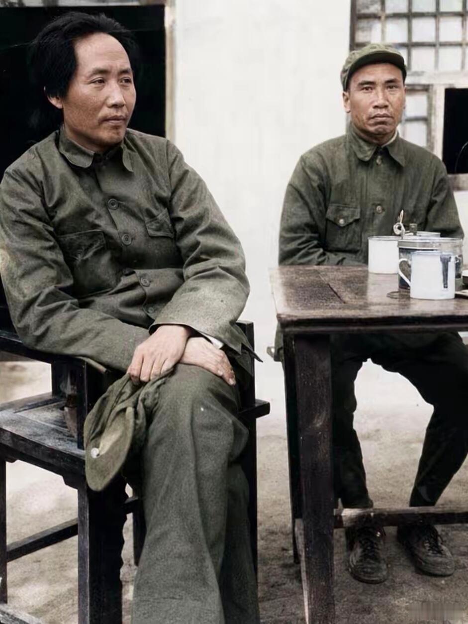主席和老总的罕见合照，穿越时空的志向信仰从来处来，到去处去！同频的事物，才会共振