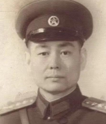 1962年，一个参谋偶然得知，自己的妻子和师长有染，愤怒至极，他佯装找师长汇报工