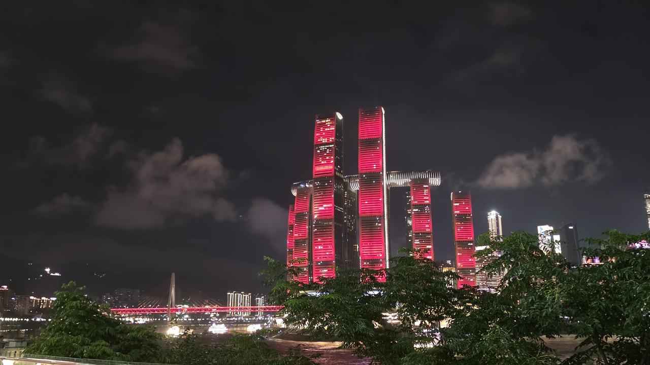 你爱的不是人，是一台没刹车的车

凌晨三点，电话那头传来哭声。又一个姑娘问我：曹