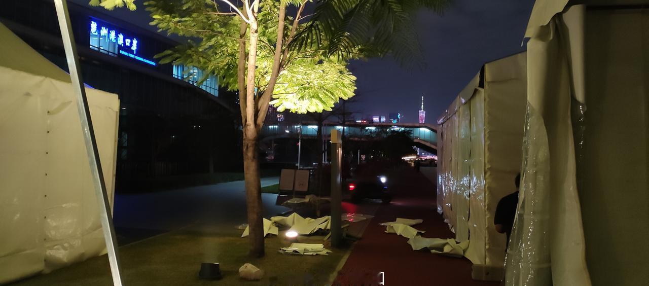 琶洲港澳码头新起了几个临时帐篷，我估计是残特奥会接待专用的，一问施工工人果然是。