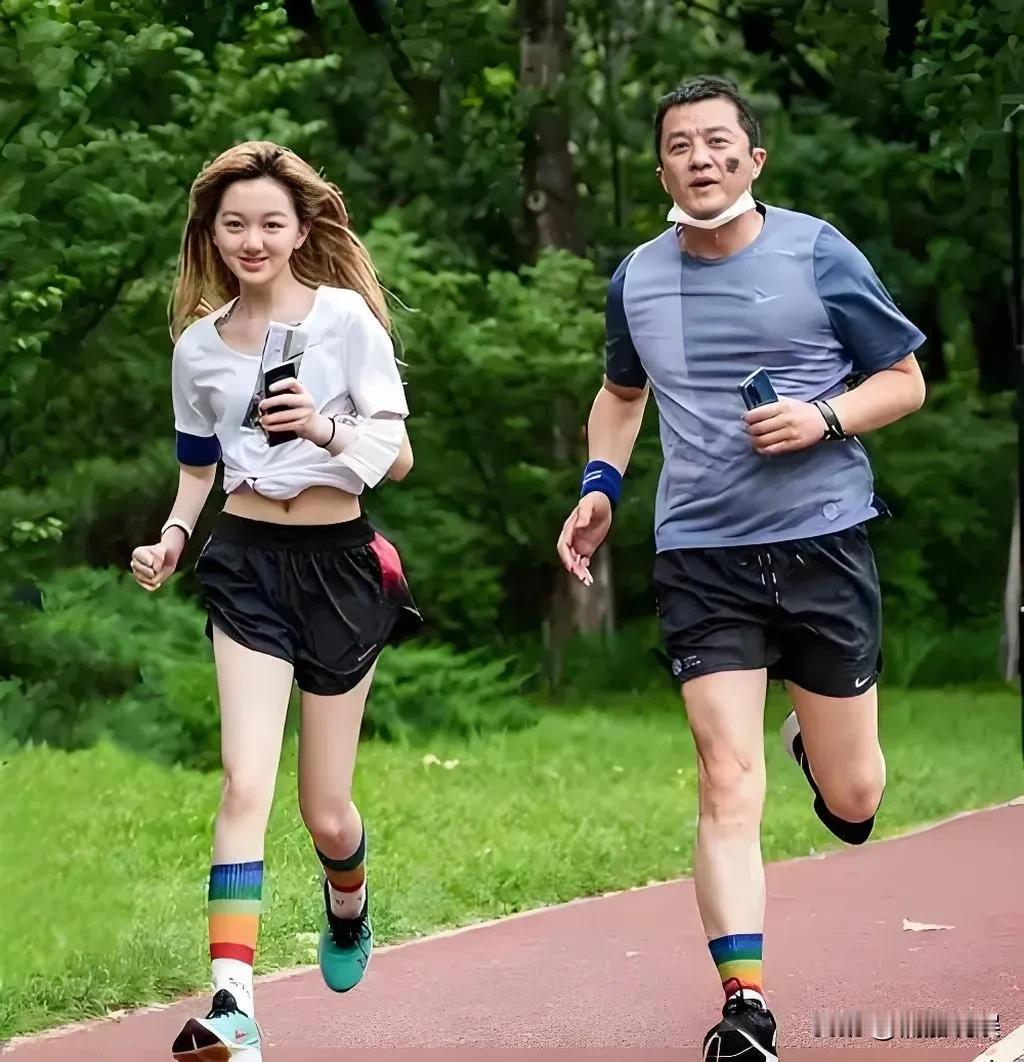 这是2020年，李亚鹏和李嫣在嫣然基金会月捐时公益募捐的一张照片。
照片中的李嫣