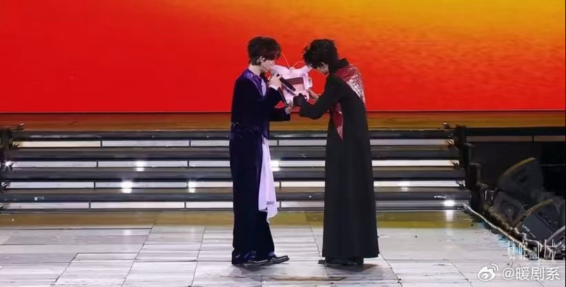 棍铲双人talking全程 留意对话里细微的停顿与衔接，青岛演唱会棍铲双人tal