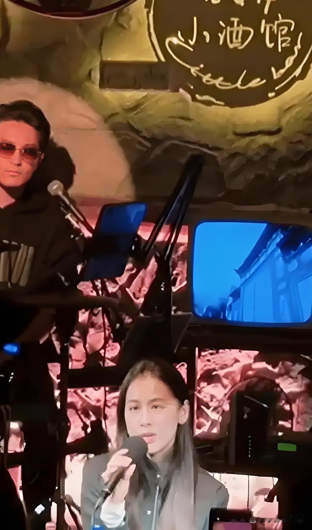 哇塞！黄圣依竟被偶遇在大理酒馆深情开唱！

家人们，今天有网友在大理酒馆撞见超惊