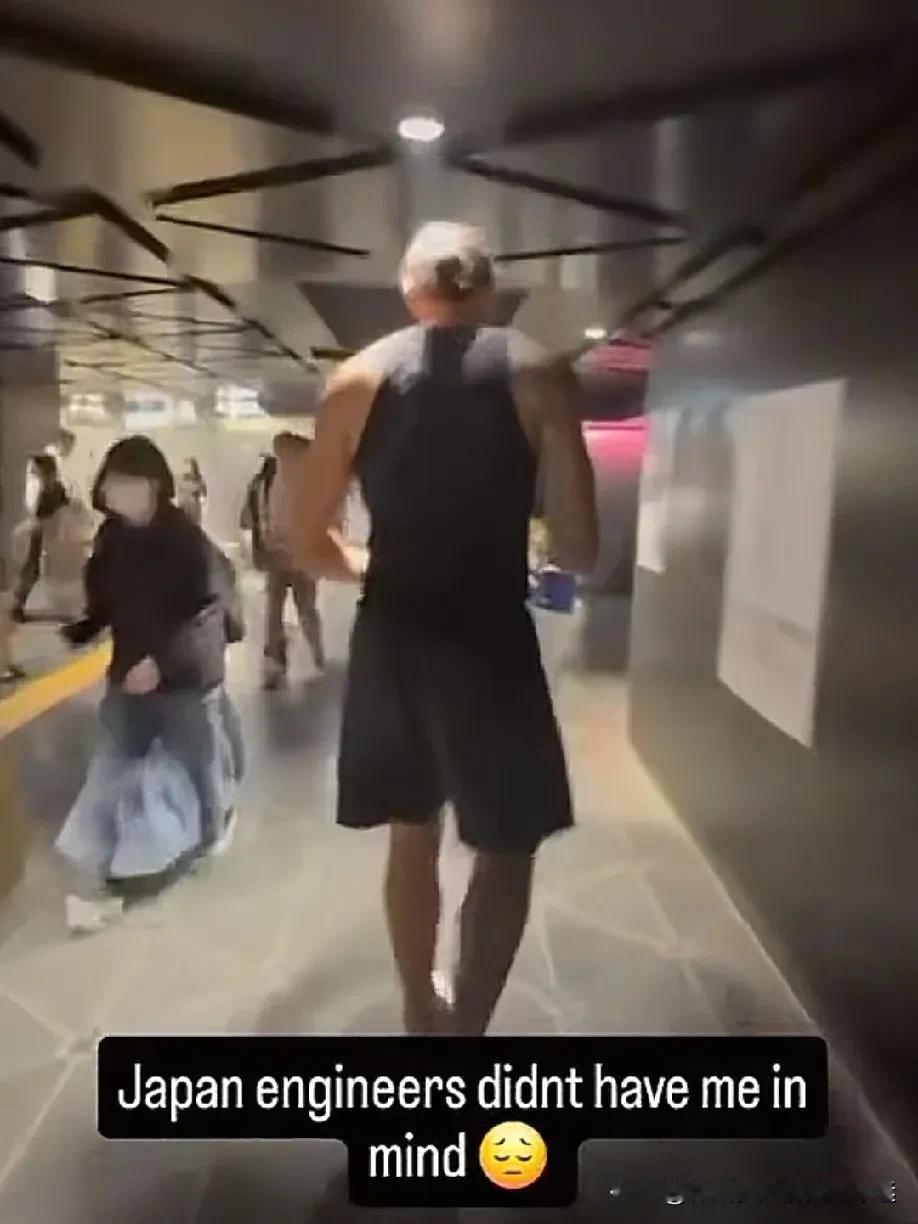 火箭球员亚当斯前往日本旅游，不得不说他对于亚洲真的很喜欢！！！