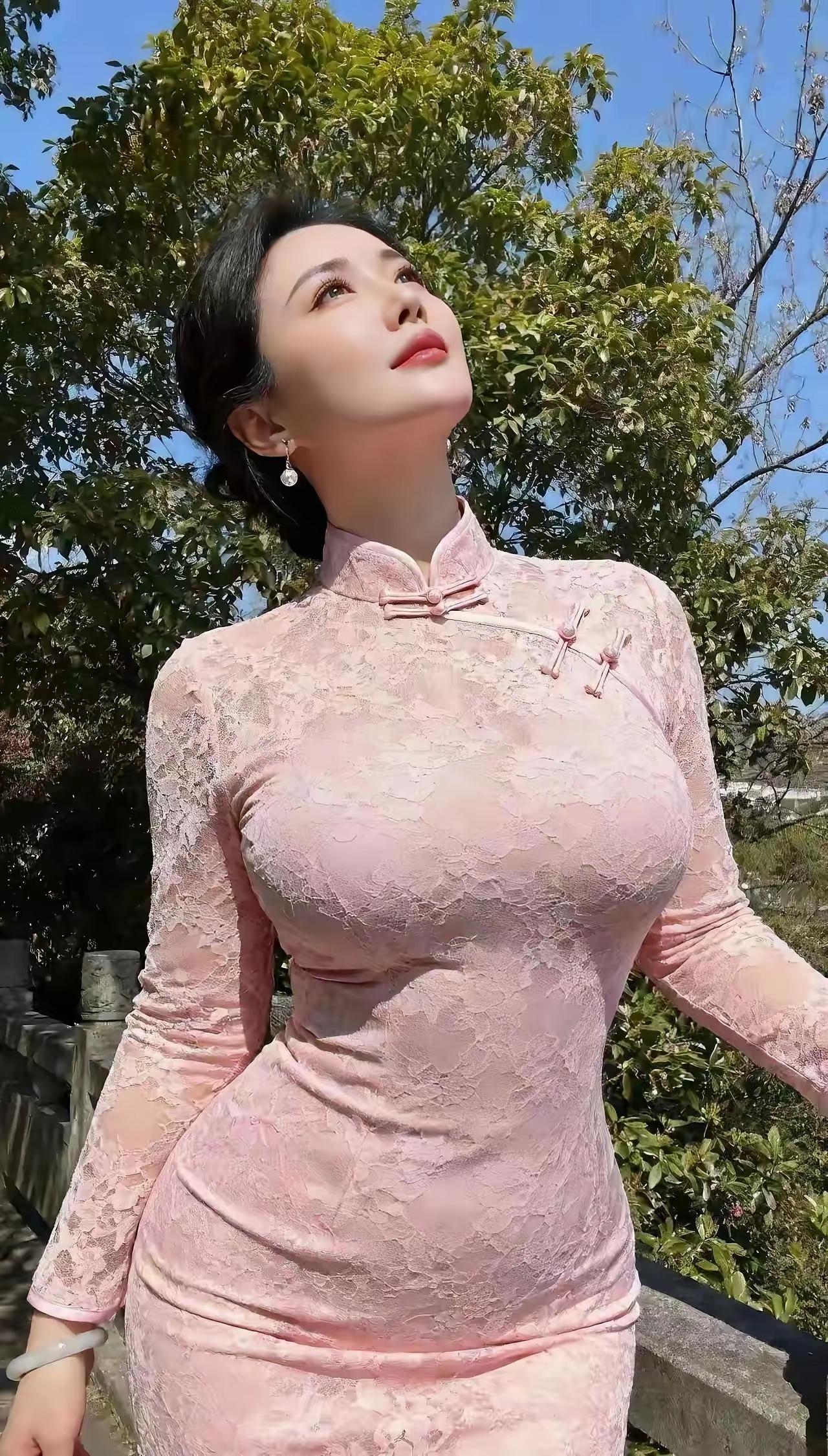 清江引·姐姐旗袍韵
姐姐旗袍韵味妙，
岁月添姿俏。
优雅韵相融，
古韵风姿绕。