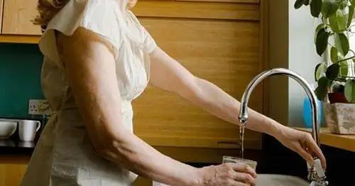 为什么国外的自来水可以直接喝？其实都是公知骗人的，外国人也不喜欢喝自来水。

到