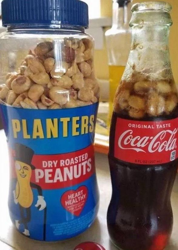 花生配可乐可乐的又一神仙喝法，下次买点花生试试，感觉有点怪，不过挺新奇的！