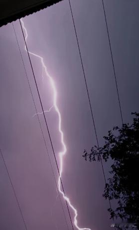雷雨天用手机打电话会不会引雷 [泪奔]只要你不是在雷雨天的楼顶打电话，应该就没什