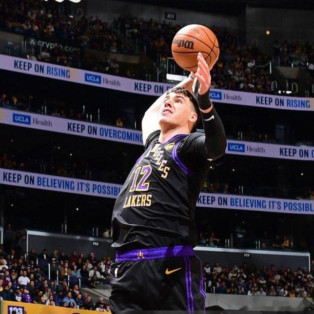 拉拉维亚：“终于投进了几个球，感觉很棒，我只需要继续相信自己的投篮。” 