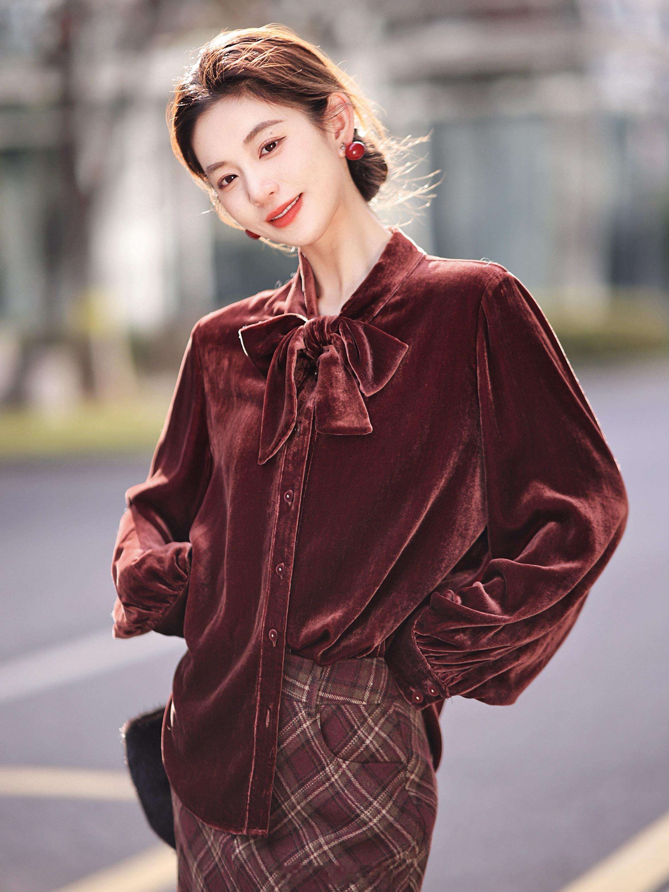 马上新年 得来件氛围感强的穿穿吧？100真丝丝绒 软垂舒服 温温暖暖的触感 不凉