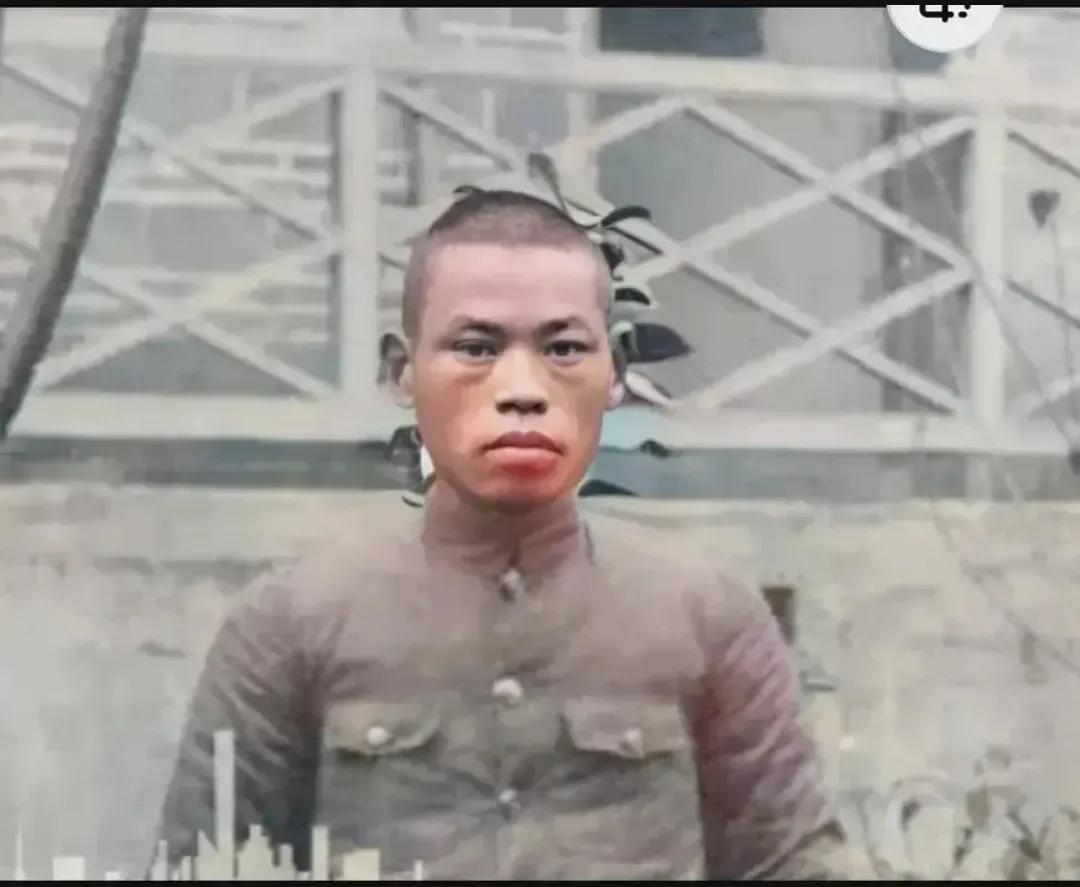 1932年，侯中英师长，就义前的镜头，他穿着灰布军装，头发短短的，眼神坚毅而不卑