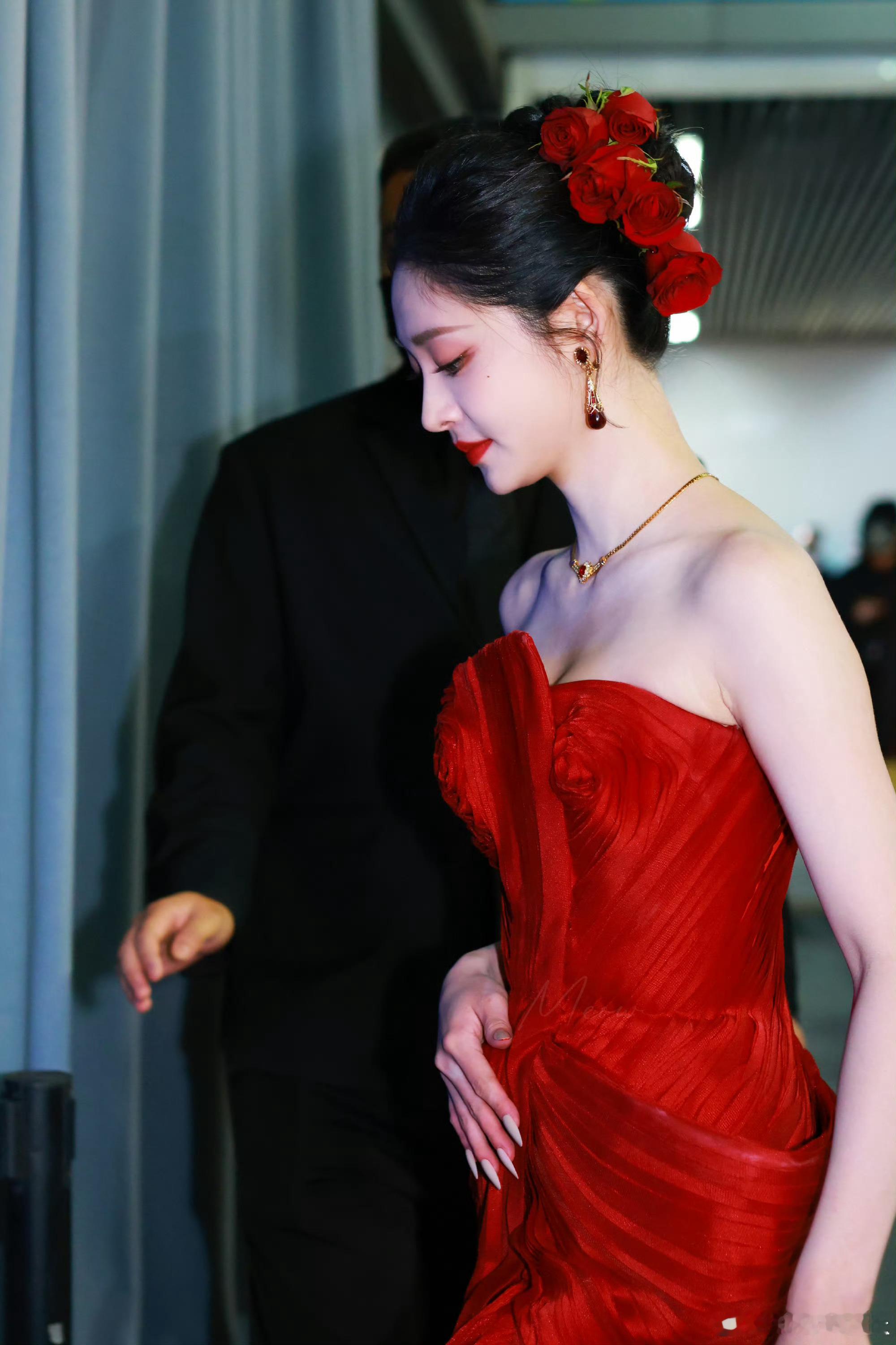 周洁琼绿眸配红唇 红裙加身风情万种，绿眸红唇惊艳出圈，浓郁异域氛围感拉满，美艳交