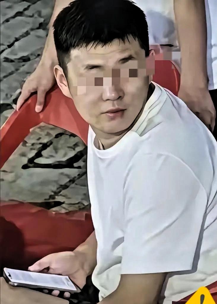 监控里那个十来岁的男孩回头看了一眼，就这一眼，这个家庭给他种下的东西，一辈子都拔