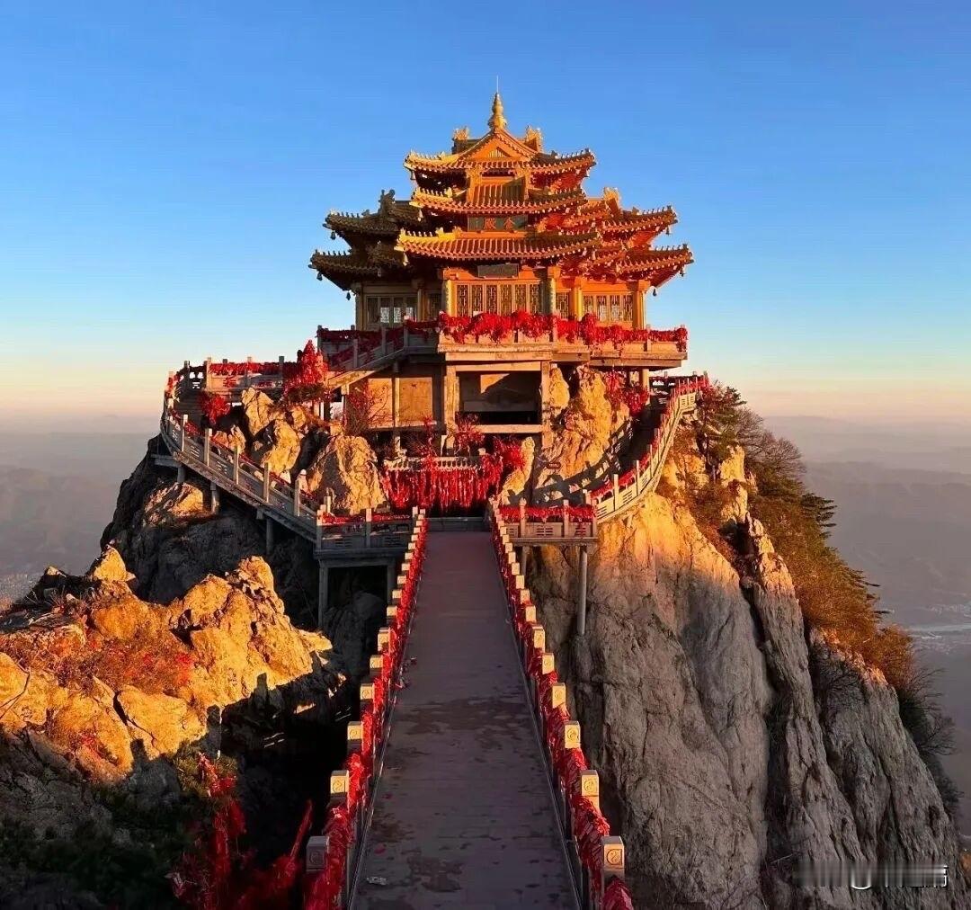 洛阳市区好玩的景点可不少。龙门石窟得首推，它可是世界文化遗产，那密密麻麻的佛像雕