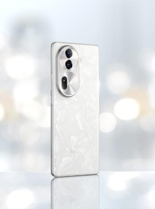 果然是朱一龙代言OPPO Reno 11系列。从真机图来看，背部的设计很时尚的。