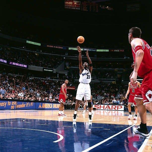 二十四年前，代表奇才出战的迈克尔·乔丹在与老东家公牛队的比赛中，凭借一记罚球得到